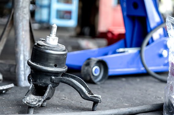 Engine Mount Replacement Signs: Key Symptoms to Watch For